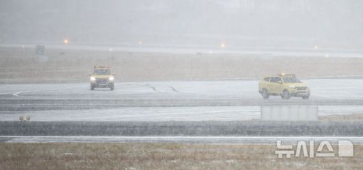 [제주=뉴시스] 우장호 기자 = 대설특보가 내려진 22일 오전 제주국제공항에 강한 눈이 내리자 활주로 노면 결빙 상태를 파악하기 위해 한국공항공사 차량이 이동하고 있다. 2026.01.22. woo1223@newsis.com