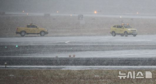 [제주=뉴시스] 우장호 기자 = 대설특보가 내려진 22일 오전 제주국제공항에 강한 눈이 내리자 활주로 노면 결빙 상태를 파악하기 위해 한국공항공사 차량이 이동하고 있다. 2026.01.22. woo1223@newsis.com