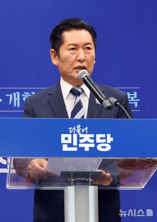 [서울=뉴시스] 김금보 기자 = 정청래 더불어민주당 대표가 22일 오전 서울 여의도 국회에서 긴급 기자회견을 열고 발언을 하고 있다. 2026.01.22. kgb@newsis.com