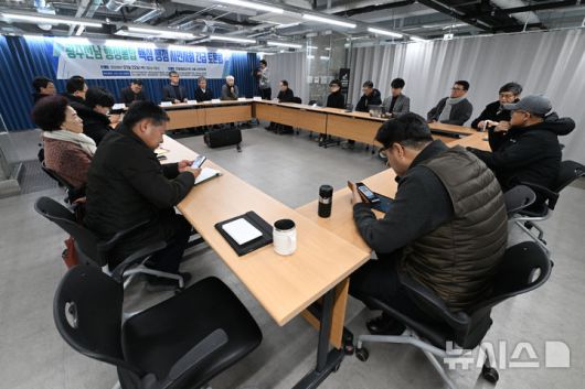 [광주=뉴시스] 이영주 기자 = 광주지역 시민단체들을 중심으로 이뤄진 행정통합시민사회대응팀이 22일 오전 광주 동구 전일빌딩245에서 광주전남 행정통합 핵심쟁점 시민사회 긴급토론회를 열고있다. 2026.01.22. leeyj2578@newsis.com