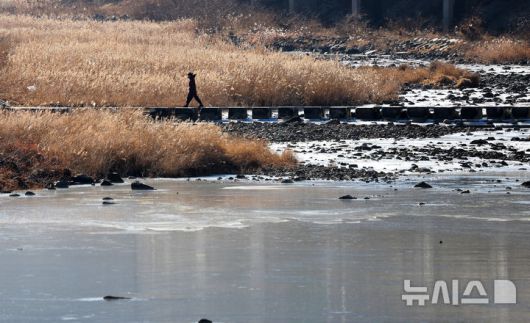 [대구=뉴시스] 이무열 기자 = 연일 강추위가 이어지고 있는 22일 대구 수성구 용두교 일대 신천이 얼어붙어 있다. 2026.01.22. lmy@newsis.com