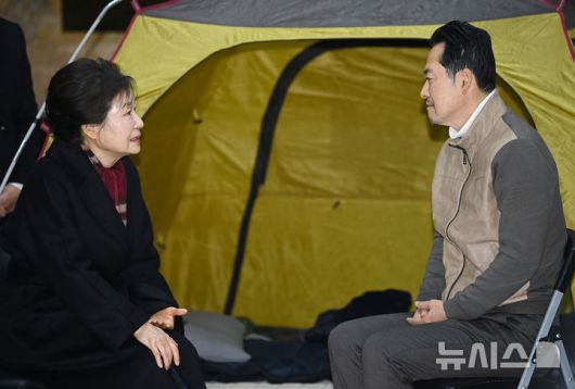 [서울=뉴시스] 김명년 기자 = 박근혜 전 대통령이 22일 서울 여의도 국회 로텐더홀에서 통일교게이트·더불어민주당공천뇌물 '쌍특검' 수용을 요구하며 8일째 단식 중인 장동혁 국민의힘 대표를 찾아 대화하고 있다. (공동취재) 2026.01.22. photo@newsis.com