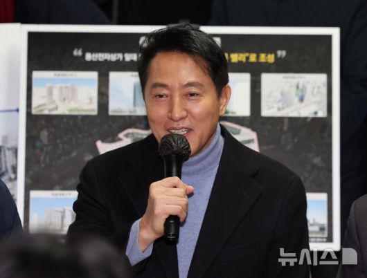 [서울=뉴시스] 배훈식 기자 = 용산전자상가 현장 방문에 나선 오세훈 서울시장이 22일 오전 서울 용산구 선인상가에서 열린 상가 소유자, 상인 및 지역주민 등과의 간담회에서 발언하고 있다. 2026.01.22. dahora83@newsis.com