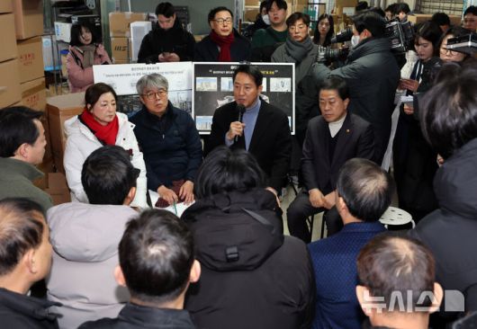 [서울=뉴시스] 배훈식 기자 = 용산전자상가 현장 방문에 나선 오세훈 서울시장이 22일 오전 서울 용산구 선인상가에서 상가 소유자, 상인 및 지역주민 등과 간담회를 하고 있다. 2026.01.22. dahora83@newsis.com