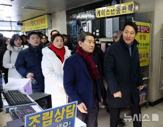 [서울=뉴시스] 배훈식 기자 = 오세훈 서울시장이 22일 오전 서울 용산구 선인상가를 둘러보고 있다. 2026.01.22. dahora83@newsis.com