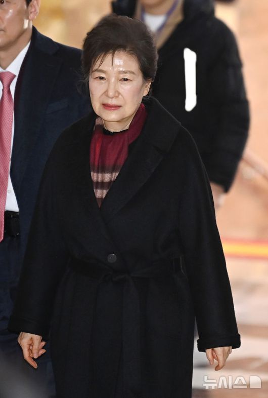 [서울=뉴시스] 김명년 기자 = 박근혜 전 대통령이 22일 서울 여의도 국회 로텐더홀에서 통일교게이트·더불어민주당공천뇌물 '쌍특검' 수용을 요구하며 8일째 단식 중인 장동혁 국민의힘 대표를 찾아가고 있다. (공동취재) 2026.01.22. photo@newsis.com