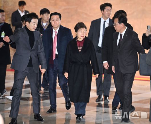 [서울=뉴시스] 김명년 기자 = 박근혜 전 대통령이 22일 서울 여의도 국회 로텐더홀에서 통일교게이트·더불어민주당공천뇌물 '쌍특검' 수용을 요구하며 8일째 단식 중인 장동혁 국민의힘 대표를 찾아가고 있다. (공동취재) 2026.01.22. photo@newsis.com