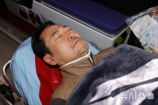 [서울=뉴시스] 고승민 기자= '통일교·공천헌금' 쌍특검법 수용을 촉구하며 단식을 시작한 장동혁 국민의힘 대표가 22일 서울 여의도 국회에서 단식 8일 만에 박근혜 전 대통령의 단식 중단 권고를 받아들이며 단식을 중단하고 병원으로 이송되고 있다.(공동취재) 2026.01.22. photo@newsis.com