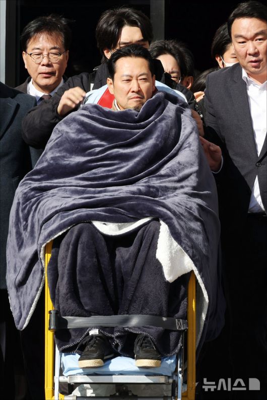 [서울=뉴시스] 고승민 기자= '통일교·공천헌금' 쌍특검법 수용을 촉구하며 단식을 시작한 장동혁 국민의힘 대표가 22일 서울 여의도 국회에서 단식 8일 만에 박근혜 전 대통령의 단식 중단 권고를 받아들이며 단식을 중단하고 병원으로 이송되고 있다.(공동취재) 2026.01.22. photo@newsis.com