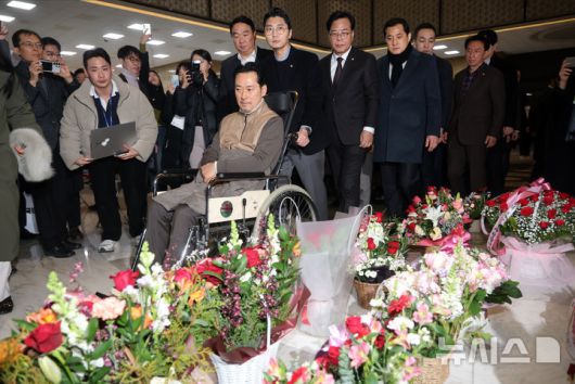 [서울=뉴시스] 고승민 기자= '통일교·공천헌금' 쌍특검법 수용을 촉구하며 단식을 시작한 장동혁 국민의힘 대표가 22일 서울 여의도 국회에서 단식 8일 만에 박근혜 전 대통령의 단식 중단 권고를 받아들이며 단식을 중단하고 병원으로 이송되고 있다.(공동취재) 2026.01.22. photo@newsis.com