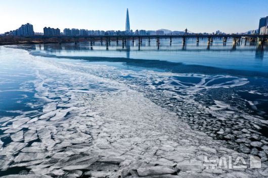 [서울=뉴시스] 황준선 기자 = 한파가 지속되고 있는 22일 서울 강동구 광나루 한강변의 강물이 얼어 있다. 2026.01.22. hwang@newsis.com