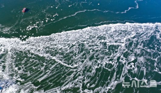 [서울=뉴시스] 황준선 기자 = 한파가 지속되고 있는 22일 서울 강동구 광나루 한강변의 강물이 얼어 있다. 2026.01.22. hwang@newsis.com