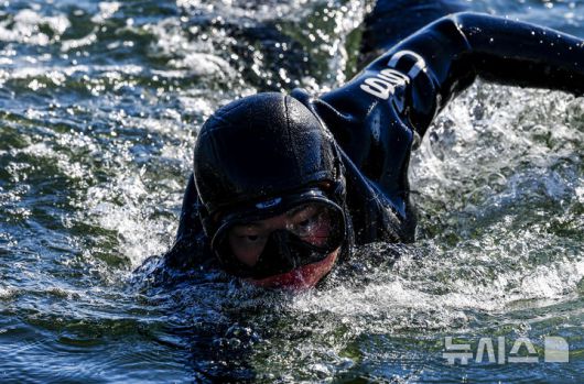 [창원=뉴시스] 정병혁 기자 = 해군 특수전전단 해난구조전대(SSU) 소속 심해잠수사들이  22일 경남 창원시 진해구 진해군항에서 열린 2026년 혹한기 내한훈련에서 오리발 수영을 하고 있다. 2026.01.22. jhope@newsis.com