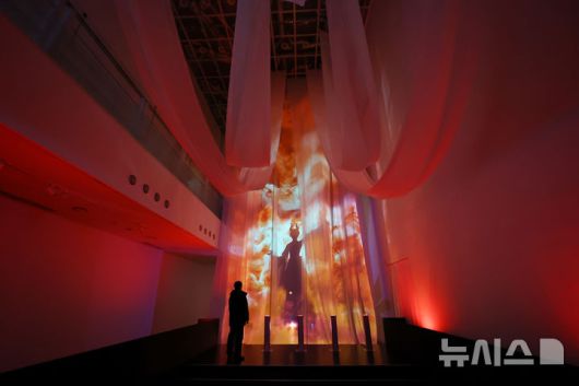 [서울=뉴시스] 최진석 기자 = 22일 서울 인사동 아라아트센터에서 열린 '쿠키런: 킹덤 아트 콜라보 프로젝트 특별전' 위대한 왕국의 유산 기자 공개에서 작품이 전시되어 있다. 이번 특별전은 그간 제작된 작품 10점을 미디어 아트가 접목된 인터랙티브 전시 형태로, 인사동 아라아트센터 지상 1층부터 지하 4층까지 약 860평에 달하는 공간을 활용해 오는 23일부터 4월 12일까지 계속된다. 2026.01.22. myjs@newsis.com