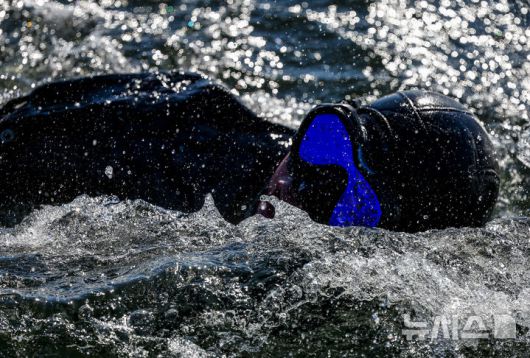 [창원=뉴시스] 정병혁 기자 = 해군 특수전전단 해난구조전대(SSU) 소속 심해잠수사들이  22일 경남 창원시 진해구 진해군항에서 열린 2026년 혹한기 내한훈련에서 오리발 수영을 하고 있다. 2026.01.22. jhope@newsis.com