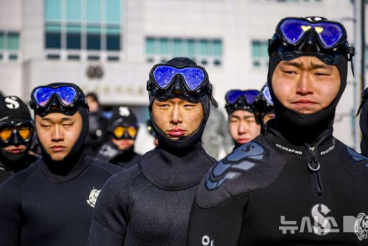 [창원=뉴시스] 정병혁 기자 = 해군 특수전전단 해난구조전대(SSU) 소속 심해잠수사들이  22일 경남 창원시 진해구 진해군항에서 열린 2026년 혹한기 내한훈련에서 오리발 수영을 위해 준비하고 있다. 2026.01.22. jhope@newsis.com