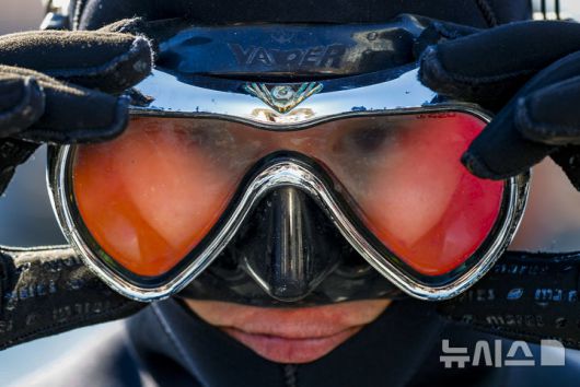 [창원=뉴시스] 정병혁 기자 = 해군 특수전전단 해난구조전대(SSU) 소속 심해잠수사들이  22일 경남 창원시 진해구 진해군항에서 열린 2026년 혹한기 내한훈련에서 오리발 수영을 위해 준비하고 있다. 2026.01.22. jhope@newsis.com
