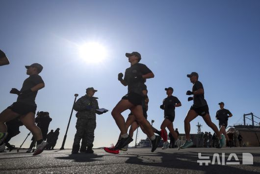 [창원=뉴시스] 정병혁 기자 = 해군 특수전전단 해난구조전대(SSU) 소속 심해잠수사들이  22일 경남 창원시 진해구 진해군항에서 열린 2026년 혹한기 내한훈련에서 경쟁달리기를 하고 있다. 2026.01.22. jhope@newsis.com