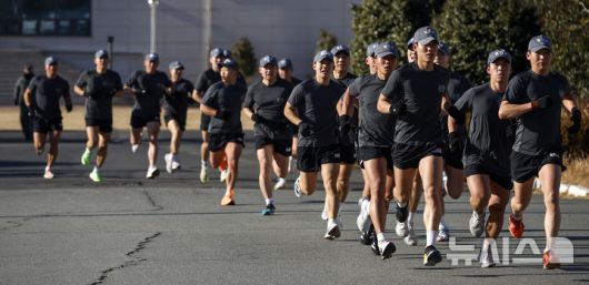 [창원=뉴시스] 정병혁 기자 = 해군 특수전전단 해난구조전대(SSU) 소속 심해잠수사들이  22일 경남 창원시 진해구 진해군항에서 열린 2026년 혹한기 내한훈련에서 경쟁달리기를 하고 있다. 2026.01.22. jhope@newsis.com