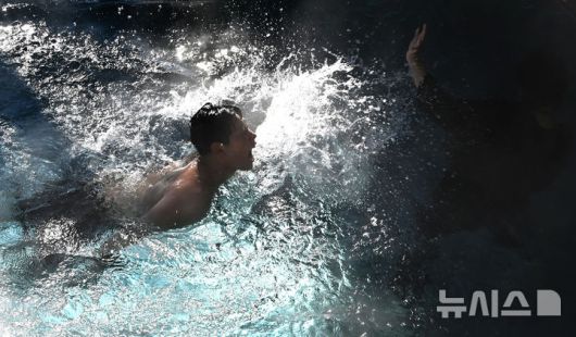 [용인=뉴시스] 김종택 기자 = 전국적으로 매서운 한파가 이어지고 있는 22일 경기 용인시 캐리비안 베이를 찾은 시민들이 수증기가 피어 오르는 야외 유수풀에서 즐거운 시간을 보내고 있다. 2026.01.22. jtk@newsis.com