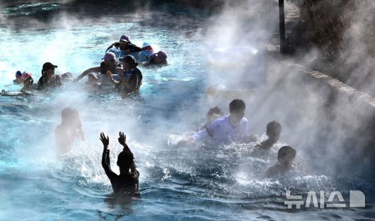 [용인=뉴시스] 김종택 기자 = 전국적으로 매서운 한파가 이어지고 있는 22일 경기 용인시 캐리비안 베이를 찾은 시민들이 수증기가 피어 오르는 야외 유수풀에서 즐거운 시간을 보내고 있다. 2026.01.22. jtk@newsis.com