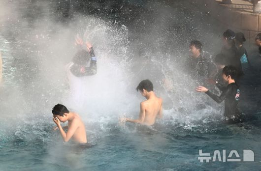 [용인=뉴시스] 김종택 기자 = 전국적으로 매서운 한파가 이어지고 있는 22일 경기 용인시 캐리비안 베이를 찾은 시민들이 수증기가 피어 오르는 야외 유수풀에서 즐거운 시간을 보내고 있다. 2026.01.22. jtk@newsis.com