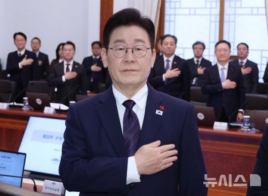 [서울=뉴시스] 최동준 기자 = 이재명 대통령이 22일 청와대에서 열린 수석보좌관회의에서 참석자들과 국민의례를 하고 있다. 2026.01.22. photocdj@newsis.com