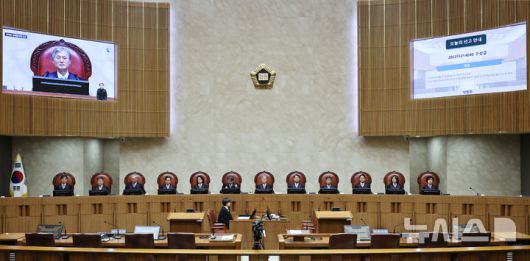 [서울=뉴시스] 이영환 기자 = 조희대(오른쪽 여섯 번째) 대법원장과 대법관들이 22일 오후 서울 서초구 대법원 대법정에서 열린 전원합의체 선고에 참석하고 있다.이날 전원합의체는 5·18민주화운동 당시 계엄군에게 폭행을 당했거나 불법 구금돼 구타를 당한 뒤 숨진 이들의 유가족 15명이 국가를 상대로 제기한 손해배상 청구 소송의 상고심 판결 등을 선고한다. 2026.01.22. 20hwan@newsis.com