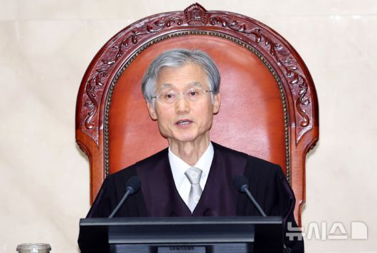 [서울=뉴시스] 이영환 기자 = 조희대 대법원장이 22일 오후 서울 서초구 대법원 대법정에서 열린 전원합의체 선고에 참석해 발언을 하고 있다.이날 전원합의체는 5·18민주화운동 당시 계엄군에게 폭행을 당했거나 불법 구금돼 구타를 당한 뒤 숨진 이들의 유가족 15명이 국가를 상대로 제기한 손해배상 청구 소송의 상고심 판결 등을 선고한다. 2026.01.22. 20hwan@newsis.com