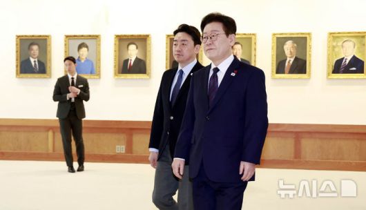 [서울=뉴시스] 최동준 기자 = 이재명 대통령이 22일 청와대에서 열린 수석보좌관회의에 입장하고 있다. 2026.01.22. photocdj@newsis.com