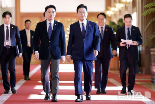 [서울=뉴시스] 최동준 기자 = 이재명 대통령과 강훈식 비서실장이 22일 청와대에서 열린 수석보좌관회의에 참석하고 있다. 2026.01.22. photocdj@newsis.com