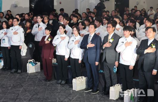 [서울=뉴시스] 조성우 기자 = 유승민 대한체육회장을 비롯한 참석자들이 22일 오후 송파구 올림픽파크텔에서 열린 2026 밀라노 동계올림픽 선수단 결단식에서 국민의례를 하고있다. 2026.01.22. xconfind@newsis.com