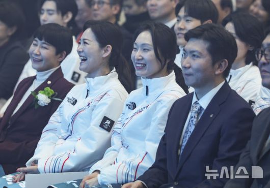 [서울=뉴시스] 조성우 기자 = 쇼트트랙 최민정이 22일 오후 송파구 올림픽파크텔에서 열린 2026 밀라노 동계올림픽 선수단 결단식에서 축하공연을 보면서 미소를 짓고 있다. 2026.01.22. xconfind@newsis.com