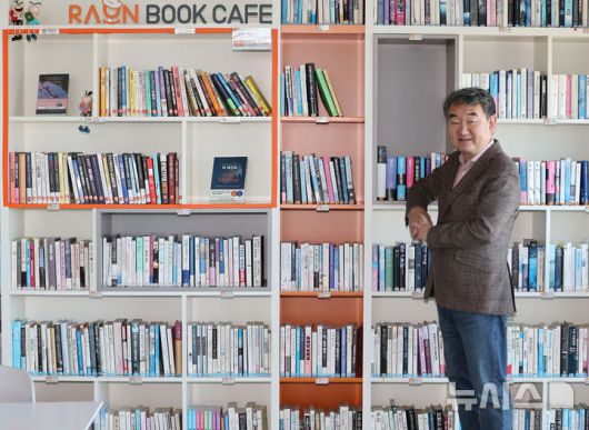 [서울=뉴시스] 배훈식 기자 = 이순형 라온시큐어 이사회 의장이 22일 오후 서울 영등포구 라온시큐어 사무실에서 뉴시스와 인터뷰 전 포즈를 취하고 있다. 2026.01.22. dahora83@newsis.com