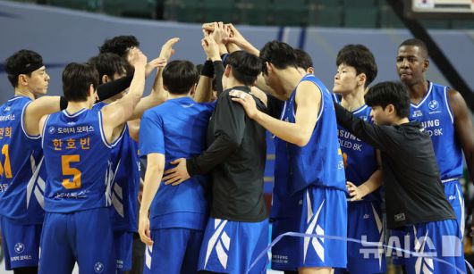 [서울=뉴시스] 조성우 기자 = 22일 오후 서울 송파구 잠실실내체육관에서 열린 2025~2026 LG전자 프로농구 정규리그 서울 삼성 썬더스와 대구 한국가스공사 페가수스의 경기, 삼성 선수들이 한국가스공사에 92-85로 승리한 뒤 기뻐하고 있다. 026.01.22. xconfind@newsis.com
