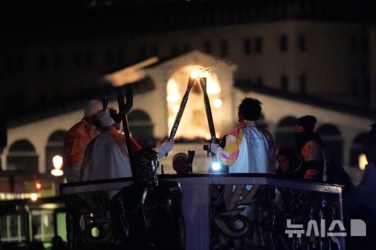 [베네치아=AP/뉴시스] 22일(현지 시간) 이탈리아 베네치아에서 2026 밀라노·코르티나담페초 동계올림픽 성화 봉송이 진행되고 있다. 2026.01.23.