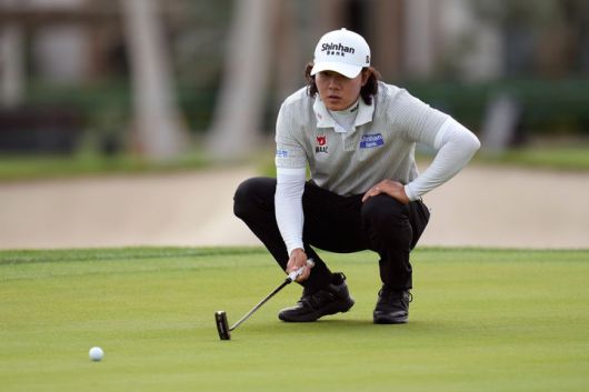 [라킨타=AP/뉴시스] 김성현이 22일(현지 시간) 미 캘리포니아주 라킨타의 라킨타 컨트리클럽에서 열린 미국프로골프(PGA) 투어 아메리칸 익스프레스 첫날 18번 홀에서 라인업하고 있다. 김성현은 김시우와 함께 9언더파 63타로 공동 3위에 이름을 올렸다. 2026.01.23.