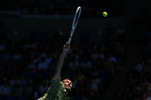 [멜버른=AP/뉴시스] 다닐 메드베데프(12위·러시아)가 23일(현지 시간) 호주 멜버른에서 열린 호주오픈 남자 단식 3회전에서 파비안 마로잔(47위·헝가리)과 경기하고 있다. 메드베데프가 풀세트 접전 끝에 2-3(6-7 4-6 7-5 6-0 6-3)으로 역전승을 거두고 16강에 올랐다. 2026.01.23.