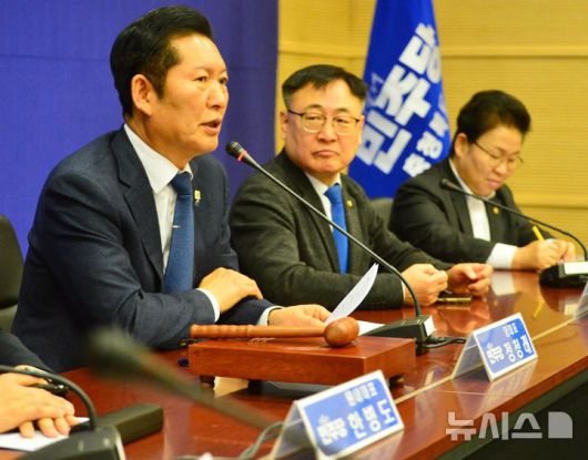 [진천=뉴시스] 서주영 기자 = 더불어민주당 정청래 대표가 23일 충북 진천국가대표선수촌에서 열린 최고위원회의에서 발언하고 있다. 2026.01.23. juyeong@newsis.com