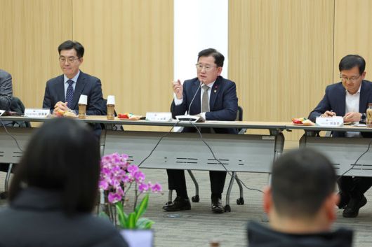 [전주=뉴시스] 이승돈 농촌진흥청장이 지난 22일 전북 전주시 본청 국제회의장에서 출입기자단 대상 간담회를 열고 발언하고 있다. (사진=농진청 제공) 2026.01.23. photo@newsis.com *재판매 및 DB 금지