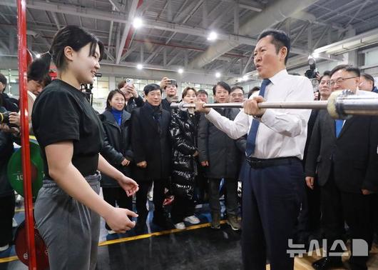[진천=뉴시스] 정청래 더불어민주당 대표가 23일 충북 진천국가대표선수촌 웨이트트레이닝장을 방문해 선수들을 격려하고 바벨을 들어올리고 있다. (사진= 공동취재) 2026.01.23. photo@newsis.com