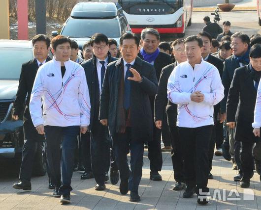 [진천=뉴시스] 서주영 기자 = 정청래 더불어민주당 대표가 23일 충북 진천국가대표선수촌을 방문해 유승민 대한체육회장과 얘기나누고 있다. 2026.01.23. juyeong@newsis.com