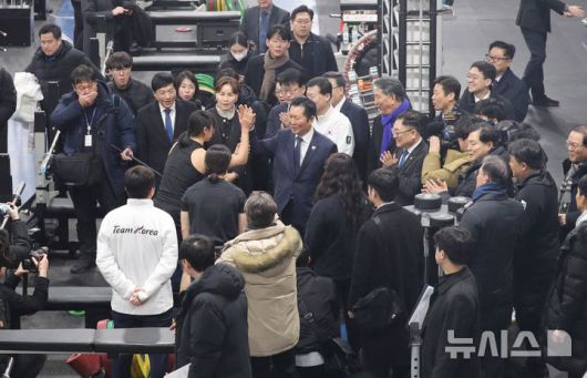 [진천=뉴시스] 정청래 더불어민주당 대표가 23일 충북 진천국가대표선수촌 웨이트트레이닝장을 방문해 선수를 격려하고 있다. (사진= 공동취재) 2026.01.23. photo@newsis.com