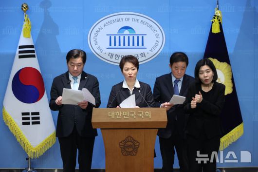 [서울=뉴시스] 조성봉 기자 = 이언주 더불어민주당 최고위원이 23일 오후 서울 여의도 국회 소통관에서 열린 ‘정청래 대표의 조국혁신당 합당 제안 발표’ 관련 입장 발표 기자회견에서 발언을 하고 있다.왼쪽부터 황명선, 이언주, 강득구 최고위원. 2026.01.23. suncho21@newsis.com