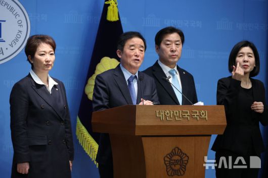 [서울=뉴시스] 조성봉 기자 = 강득구 더불어민주당 최고위원이 23일 오후 서울 여의도 국회 소통관에서 열린 ‘정청래 대표의 조국혁신당 합당 제안 발표’ 관련 입장 발표 기자회견에서 발언을 하고 있다.왼쪽부터 이언주, 강득구, 황명선 최고위원. 2026.01.23. suncho21@newsis.com