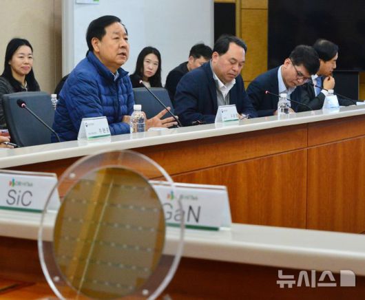 [음성=뉴시스] 서주영 기자 = 구윤철 경제부총리 겸 기획재정부 장관이 23일 충북 음성군의 비메모리 반도체 파운드리(위탁생산) 기업인 DB하이텍 상우공장을 찾아 회사 임원진과의 간담회 자리에서 발언하고 있다. 2026.01.23. juyeong@newsis.com