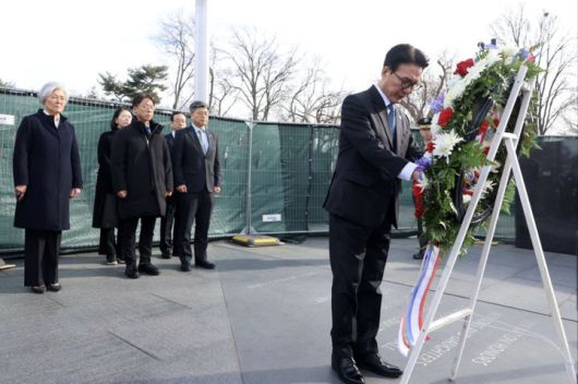 [서울=뉴시스] 김선웅 기자 = 미국을 방문 중인 김민석 국무총리가 22일(현지시간) 미국 워싱턴 DC 소재 미국 한국전쟁 참전기념공원을 찾아 헌화하고 있다. (사진=총리실 제공) 2026.01.23. photo@newsis.com *재판매 및 DB 금지