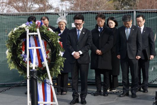 [서울=뉴시스] 김선웅 기자 = 미국을 방문 중인 김민석 국무총리가 22일(현지시간) 미국 워싱턴 DC 소재 미국 한국전쟁 참전기념공원을 찾아 헌화 및 묵념을 하고 있다. (사진=총리실 제공) 2026.01.23. photo@newsis.com *재판매 및 DB 금지