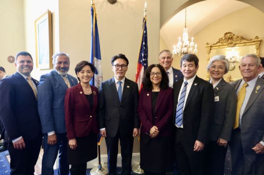 [서울=뉴시스] 김선웅 기자 = 미국을 방문 중인 김민석 국무총리가 22일(현지시간) 미국 워싱턴 DC 소재 미국 국회의사당에서 열린 미 하원 주요인사 초청 오찬 간담회에 참석해 하원 의원 및 강경화 주미 대사와 기념사진을 촬영하고 있다. (사진=총리실 제공) 2026.01.23. photo@newsis.com *재판매 및 DB 금지