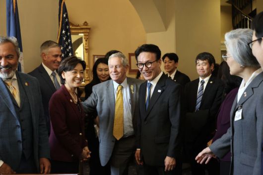 [서울=뉴시스] 김선웅 기자 = 미국을 방문 중인 김민석 국무총리가 22일(현지시간) 미국 워싱턴 DC 소재 미국 국회의사당에서 열린 미 하원 주요인사 초청 오찬 간담회에 참석해 하원 의원들과 대화를 나누고 있다. (사진=총리실 제공) 2026.01.23. photo@newsis.com *재판매 및 DB 금지